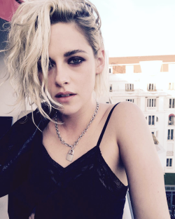 itakemyselfveryseriously:  @hairbyadir: Love.   Kristen Stewart