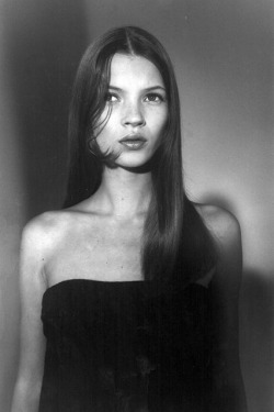 modoedoedoe:  sfilate:  Kate Moss, used as a hair model for Molton