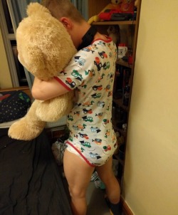 crinklepupster:Snuggling @loopyteddy teddy bear Willson. I like