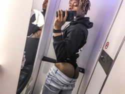 nejhe:  Airplane selfie ✈️ 🤳🏾  Bout to join the “Mile