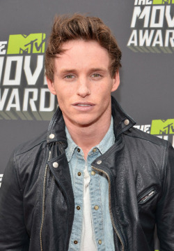 poangielsku:  Eddie Redmayne at the MTV Movie Awards in a black