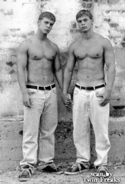 twinsbroetc:  do you know the name of these twins ?  send me