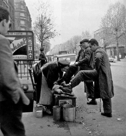 Paul Almasy, La cireuse de chaussures, Paris, 1950 Nudes &