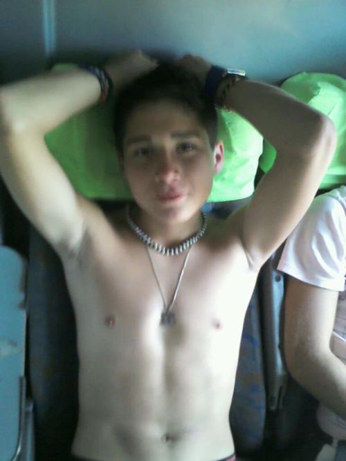 secretoschilenos:  Bryan 18 años de Santiago / ChileTodas las minas estan locas por el , tiene una cara de niño bueno, pero solo la cara jajajajaj. Muy rico y fantasía con tríos HMH