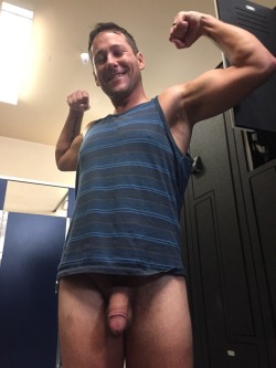 straightcuriousbuds:  personalextension:  Husbands that gym and