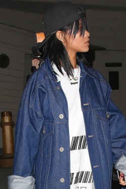 badgurlrihanna:Rihanna stepped out to dinner in Los Angeles