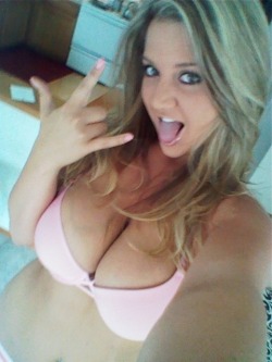 yourfavoritegirls:  sexyselfiegirl:  Sexy selfpic , follow us