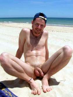 naturallymanlymen:  menwithatleastsomeclothingon:  gaybeachboys: