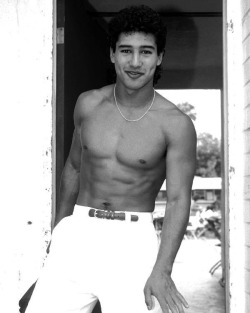 gaywillsmith:  80slove:  Mario Lopez  hola papi