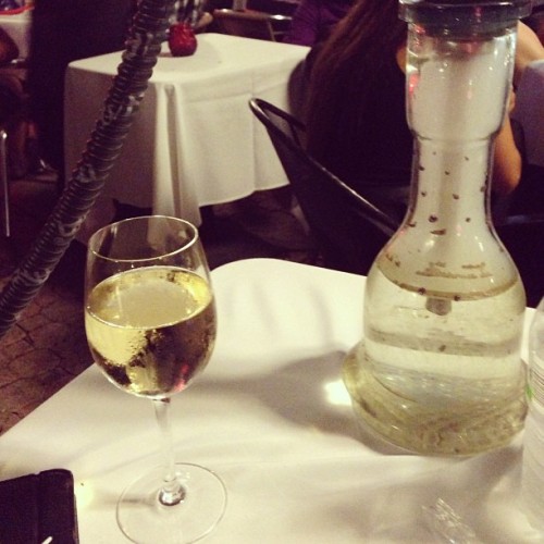 A glass of wine is all i need to keep me going :) #wine #hookah #life #tonewbeginings #bestienight #chardonnay  (at Taverna Yiamas)
