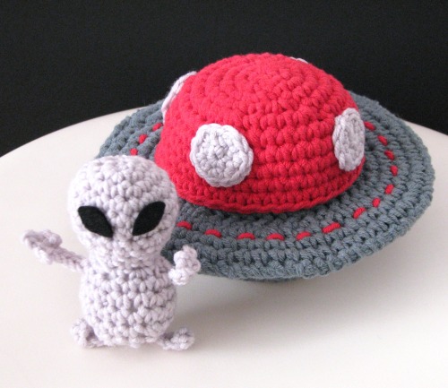 hybrid-alien:    A crochet alien & its crafty UFO    