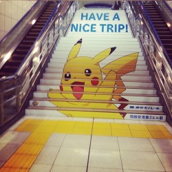 ride6artblog:  lwamfhmartiboxdotty9:  Airport staircase in Tokyo,