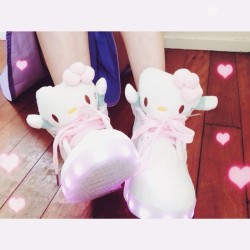 kitten-bits:  luv my new shoes 💖  cummbunny