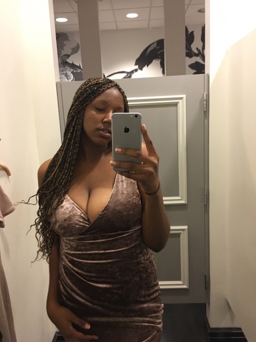 prettylittlebxtchh:  fitting rooms ðŸ˜‹