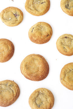 sweetoothgirl:    Thick and Chewy Chocolate Chip Cookies   