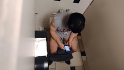 azeclipse2012:  Hairy dude at the gym. 