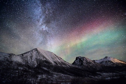 galaxyshmalaxy:  arctic nightsky (by John A.Hemmingsen)  I love