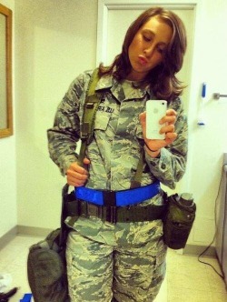 motodude88:  the-sgt-maj:  AF Hottie  Love it