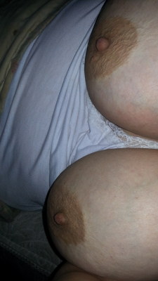 wickedlywenchy:  Mmmmmmm…….I love em pinched;-)