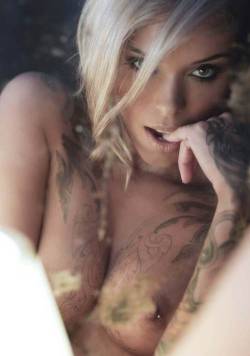 cachonda:  Don’t look into her eyes! Hot blonde girl with ink.