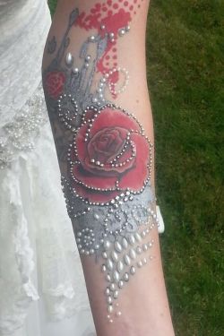 weddingdress-obsession:  Cool way to decorate your tattoos for