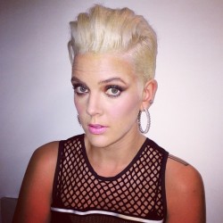 makeuphair12:  Betty Who sings!!!! #latenightwithsethmeyers tonight