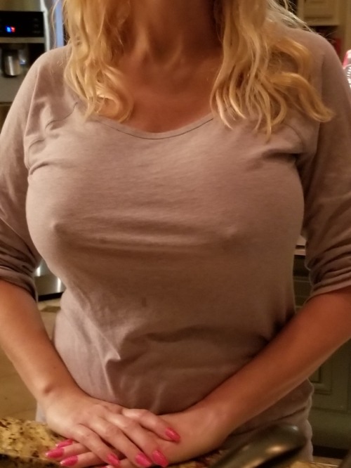 arinkakalinka:  It’s cold this morning! Look at my nipples!  I want to buy someone a tit job and make them go out in public like this. Imagine the stares.