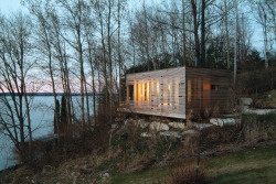 cabinporn-ca:   Sunset Cabin by Taylor Smyth Architects on Lake