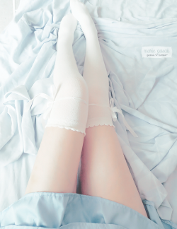 poison-marie:  Over-the-knee socks [discount code: strawberry]