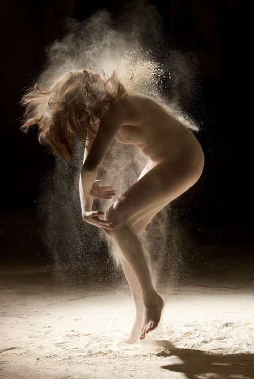 Nude dancing: Stardust.  naughtyirishgirl:  ladylanabanana:  Ludovic Florent’s series â€œPoussiÃ¨res dâ€™Ã©toilesâ€ (Stardust).Â   These are probably the most beautiful images Iâ€™ve ever posted. 