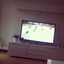 crazybutstillme:  Nervös tjej i soffan. #JVM #ishockey #hockey