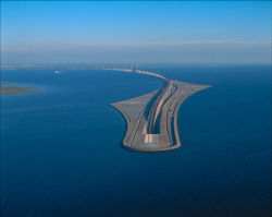 sixpenceee:  The bridge between Denmark and Sweden dips into