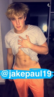 sexy-male-celebs-that-i-lik:  What r u thinking when Jake gives