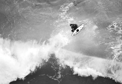 surphile:  Warren Smith. The black spot.photog taras via surfing