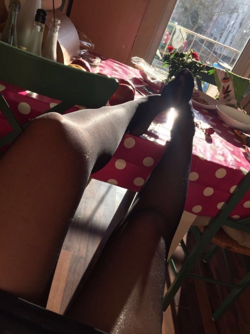 sneakywife:I love the shine of my tights against the sun .. lovely mornings ❤