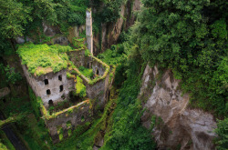 destroyed-and-abandoned:  La Valle dei Mulini near Sorrento on