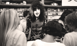 jessywhisper:  shoutwiththedevil: Paul Stanley at Peaches Records