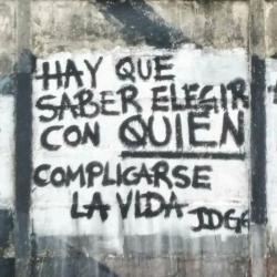 accionpoeticaamerica:  Hay que saber elegir con quien complicarse