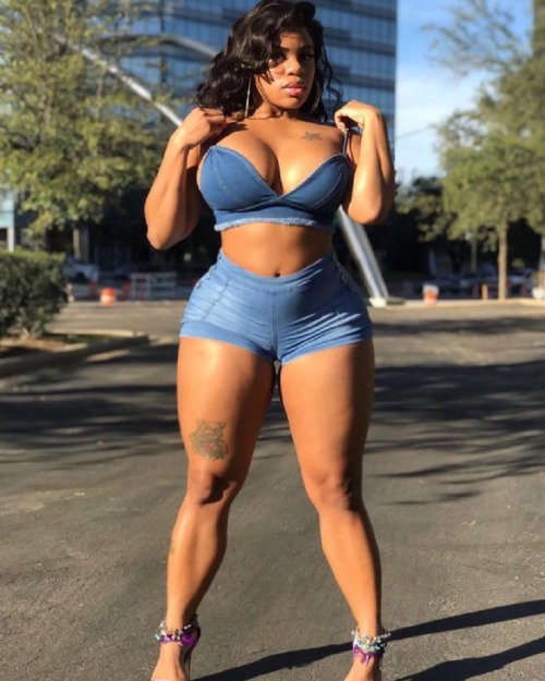 canuhandlethezcurves:  Can U Handle Thez Curvesdominiquechinn