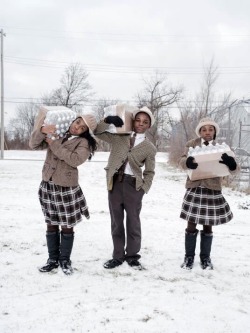 intoxifaded: thetrippytrip:   America in 2016. 3 siblings picking