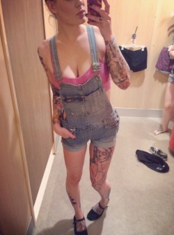 abchannahxyz:  So guess who finally tried on overalls & guess