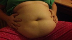 fatgirlwholovesfatgirls:   Um, so guess who gained weight straight to my belly? 