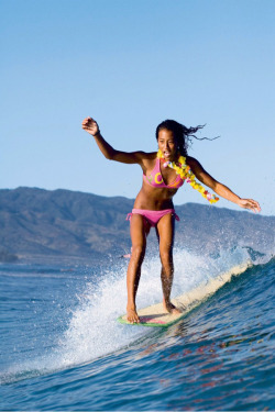 highenoughtoseethesea: Kelia!Photo: RoxyI love watching her surf.