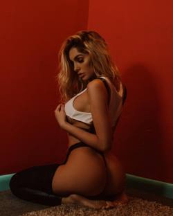 mikeohrangutang:  The Red room @lynaritaa by an @ohrangutang