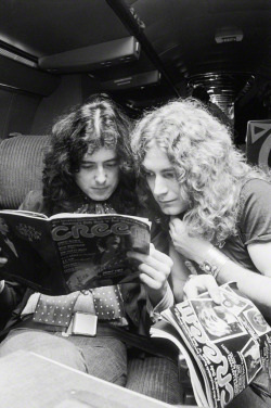 babeimgonnaleaveu:  Robert Plant and Jimmy Page read magazines