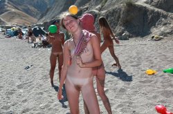 naturistelyon:  Jeux de plageBeach games