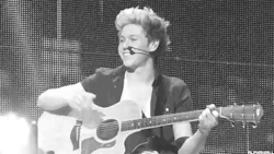 alphaniall:  Niall after his solo during Little Things »