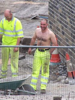 italianbisex:  dirtystraightguys:  Shirtless Construction Follow