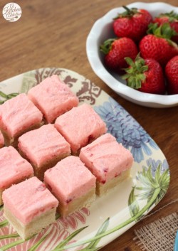 boozybakerr:Strawberry Lemonade Frosted Sugar Cookie Bars