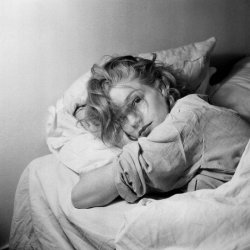 lesfoudres:Simone Signoret, morning beauty